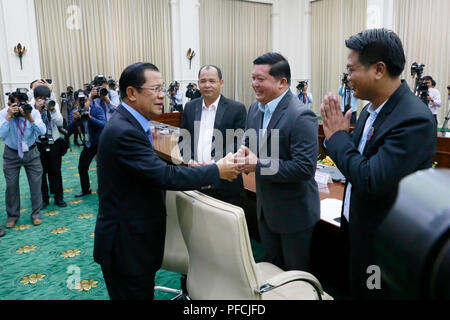 Phnom Penh, Cambodge. Août 21, 2018. Le Premier ministre cambodgien Samdech Techo Hun Sen (L, à l'avant) se félicite les dirigeants des 16 partis politiques en tant qu'il est titulaire d'un forum de consultation avec eux après que son parti au pouvoir a remporté une victoire écrasante dans une récente élection générale, à Phnom Penh, Cambodge, le 21 août 2018. Credit : Phearum/Xinhua/Alamy Live News Banque D'Images