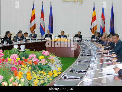 Phnom Penh, Cambodge. Août 21, 2018. Le Premier ministre cambodgien Samdech Techo Hun Sen (C) est titulaire d'un forum de consultation avec les dirigeants des 16 partis politiques après son parti au pouvoir a remporté une victoire écrasante dans une récente élection générale, à Phnom Penh, Cambodge, le 21 août 2018. Credit : Phearum/Xinhua/Alamy Live News Banque D'Images