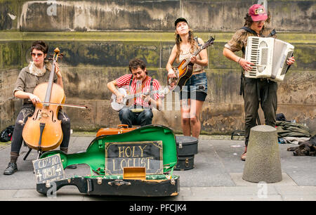 Edinburgh Fringe, Édimbourg, Écosse, Royaume-Uni. 21 août 2018. Virgin Money parrainé street sur le Royal Mile, dans la dernière semaine de la Fringe Festival. Un groupe appelé sauterelle Saint live music avec un violoncelliste, joueur de banjo, joueur d'accordéon, et le guitariste Banque D'Images