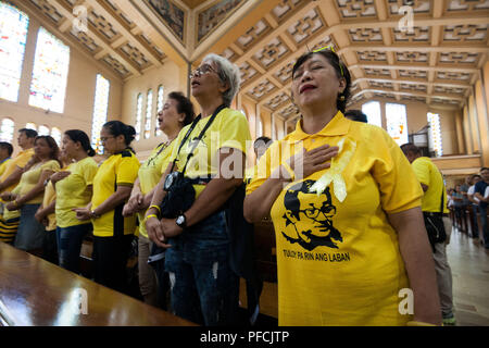 Aux Philippines. Août 21, 2018. Partisans porter le jaune avec le visage de l'aéroport international Ninoy Aquino à la masse à Sto. Domingo. L'ancien président Benigno Aquino III laisse la messe commémorant le 35ème anniversaire de l'assassinat de son père. ''Benigno Aquino Jr. Ninoy'' a été assassiné le 21 août 1983 en descendant l'escalier d'un avion à l'Aéroport International de Manille. Crédit : J Gerard Seguia/ZUMA/Alamy Fil Live News Banque D'Images