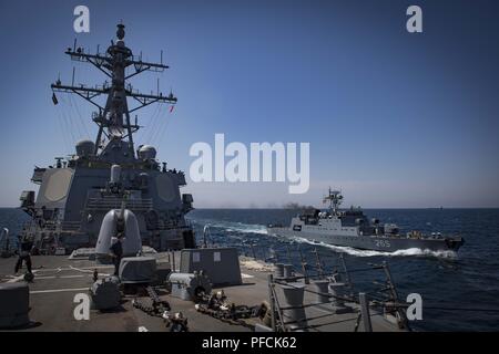 Mer noire. Août 18, 2018. Mer Noire (Aug. 18, 2018) La classe Arleigh Burke destroyer lance-missiles USS Carney (DDG 64) est en cours aux côtés de la corvette de la marine roumaine ROS Amiral Horia Marcellariu (F 265) dans la mer Noire, le 18 août 2018. Carney, l'avant-déployé à Rota, en Espagne, est sur sa cinquième patrouille dans la sixième flotte américaine zone d'opérations à l'appui d'alliés et de partenaires régionaux ainsi que les intérêts de sécurité nationale des États-Unis en Europe et en Afrique. (U.S. Photo par marine Spécialiste de la communication de masse 1re classe Ryan U. Kledzik/libérés) 180818-N-U653-128 via l'US Navy (Cr globallookpress.com Banque D'Images