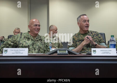 Washington DC, District of Columbia, États-Unis. 20e Août, 2018. Marine Corps général Joe Dunford, chef d'état-major interarmées, se réunit avec le SMA de la Marine. Kurt W. Tidd, commandant de l'United States Southern Command, au Siège de Southcom, Doral en Floride, le 20 août 2018. (DOD photo par Marine Maître de 1ère classe Dominique A. Pineiro) US Joint le personnel par globallookpress.com : Crédit personnel interarmées des États-Unis/Fédération de regarder/ZUMA/Alamy Fil Live News Banque D'Images