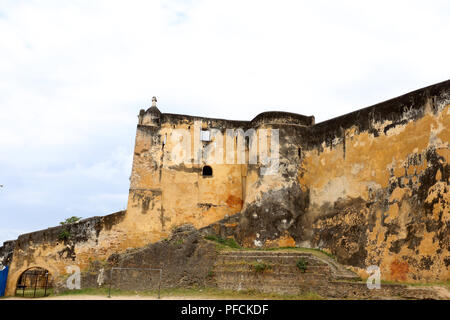 Mombasa, Kenya. Août 18, 2018. Une section de Fort Jésus.Fort Jesus à Mombasa, au Kenya, a été construit par les Portugais 1593-1596 est, comme une des premières tentatives de colonisation en Afrique de l'Est. Les dirigeants locaux à Mombasa recherché le soutien du pouvoir d'expulser arabes omanais de Mombasa portugais qui capture le fort Jésus après environ trois années de bataille avec les Portugais. Entre l'année 1895 et 1968, l'a convertie à une prison. Plus tard en 1960, un musée a été construit et le fort a été ouvert au public comme monument historique. Credit : Billy Mutai SOPA/Images/ZUMA/Alamy Fil Live News Banque D'Images