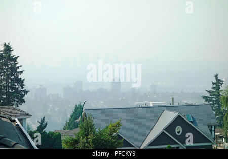 Burnaby, C.-B., Canada (Vancouver métropolitain). 21 août 2018. En regardant vers le sud depuis North Burnaby, les gratte-ciel de la distance sont obscurcis par la fumée provenant de feux de forêt éloignés dans la province. En août, la qualité de l'air continue d'être très mauvaise et un avis est en vigueur. Il y a environ 550 feux de forêt qui brûlent actuellement en Colombie-Britannique. Crédit: Maria Janicki/Alay Banque D'Images