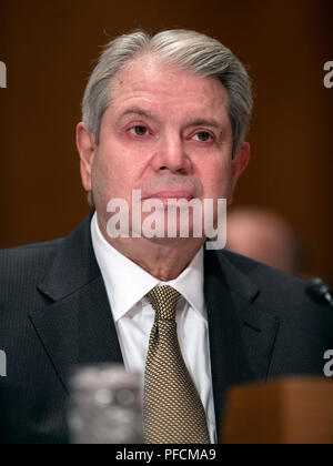 Eugene L. Dodaro, Contrôleur général des États-Unis, US Government Accountability Office, témoigne devant le comité du Sénat des États-Unis sur la sécurité intérieure et les affaires gouvernementales au cours d'une audition intitulée "Examen de la CMS Les efforts de lutte contre la fraude Medicaid et les paiements en trop" sur la colline du Capitole à Washington, DC le mardi 21 août, 2018. Credit : Ron Sachs/CNP /MediaPunch Banque D'Images