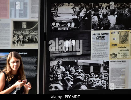 Prague, République tchèque. Août 21, 2018. Une exposition de photos de l'invasion du Pacte de Varsovie en août 1968 en Tchécoslovaquie a été ouvert à Prague, en République tchèque, le 21 août 2018, à l'occasion du 50e anniversaire de l'invasion. Photo : CTK/Vondrous Romain Photo/Alamy Live News Banque D'Images