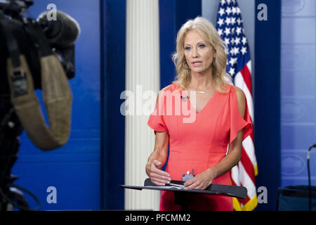 Washington, DC, USA. Août 21, 2018. KELLYANNE CONWAY, Conseiller du Président, faire une interview télévisée à la Maison Blanche salle des conférences de presse à la Maison Blanche à Washington, DC Le 21 août 2018 Crédit : Michael Brochstein/ZUMA/Alamy Fil Live News Banque D'Images