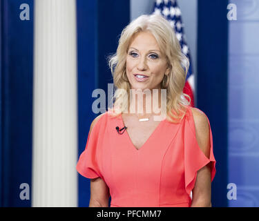 Washington, DC, USA. Août 21, 2018. KELLYANNE CONWAY, Conseiller du Président, faire une interview télévisée à la Maison Blanche salle des conférences de presse à la Maison Blanche à Washington, DC Le 21 août 2018 Crédit : Michael Brochstein/ZUMA/Alamy Fil Live News Banque D'Images