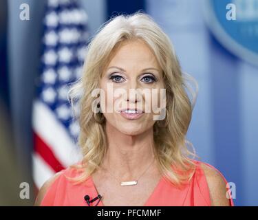 Washington, DC, USA. Août 21, 2018. KELLYANNE CONWAY, Conseiller du Président, faire une interview télévisée à la Maison Blanche salle des conférences de presse à la Maison Blanche à Washington, DC Le 21 août 2018 Crédit : Michael Brochstein/ZUMA/Alamy Fil Live News Banque D'Images