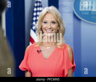 Washington, DC, USA. Août 21, 2018. KELLYANNE CONWAY, Conseiller du Président, faire une interview télévisée à la Maison Blanche salle des conférences de presse à la Maison Blanche à Washington, DC Le 21 août 2018 Crédit : Michael Brochstein/ZUMA/Alamy Fil Live News Banque D'Images