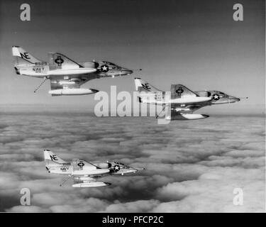 United States Air Force A4 Skyhawk avion volant en formation au cours de la guerre du Vietnam, 1970. () Banque D'Images