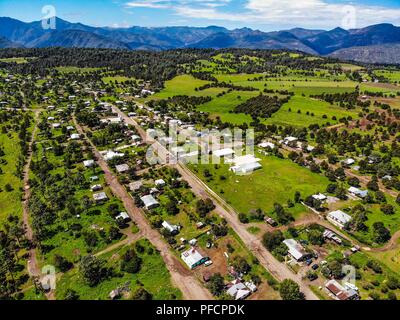 Vista aerea de paisaje, rural bosque y pueblo La Mesa Tres Rios en Sonora au Mexique. La Sierra Madre occidentale. Sierra Alta.. Vue aérienne du paysage rural, la forêt et la Mesa Village Tres Rios à Sonora au Mexique. La Sierra Madre occidentale. High Sierra .. ................. Découverte de Madrense GreaterGood Expedición ORG que recaba datos que sirven como información de referencia para entender mejor las relaciones biológicas del Archipiélago Madrense y se usan para proteger y conservar las tierras virgenes de las Islas Serranas Sonorenses. Expedición binacional aye une un de México y colaboradores Banque D'Images