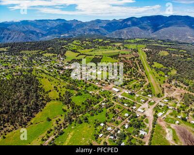 Vista aerea de paisaje, rural bosque y pueblo La Mesa Tres Rios en Sonora au Mexique. La Sierra Madre occidentale. Sierra Alta.. Vue aérienne du paysage rural, la forêt et la Mesa Village Tres Rios à Sonora au Mexique. La Sierra Madre occidentale. High Sierra .. ................. Découverte de Madrense GreaterGood Expedición ORG que recaba datos que sirven como información de referencia para entender mejor las relaciones biológicas del Archipiélago Madrense y se usan para proteger y conservar las tierras virgenes de las Islas Serranas Sonorenses. Expedición binacional aye une un de México y colaboradores Banque D'Images