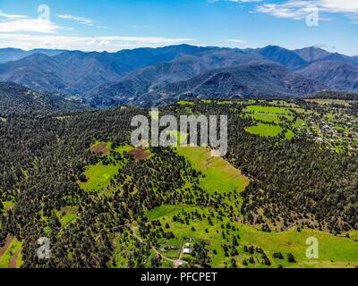 Vista aerea de paisaje, rural bosque y pueblo La Mesa Tres Rios en Sonora au Mexique. La Sierra Madre occidentale. Sierra Alta.. Vue aérienne du paysage rural, la forêt et la Mesa Village Tres Rios à Sonora au Mexique. La Sierra Madre occidentale. High Sierra .. ................. Découverte de Madrense GreaterGood Expedición ORG que recaba datos que sirven como información de referencia para entender mejor las relaciones biológicas del Archipiélago Madrense y se usan para proteger y conservar las tierras virgenes de las Islas Serranas Sonorenses. Expedición binacional aye une un de México y colaboradores Banque D'Images