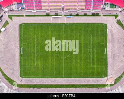 Vue de dessus de l'antenne d'un terrain de football vide. Vue de dessus du stade urbain Banque D'Images