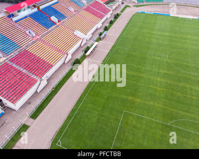 Vue aérienne de city sports stade avec sièges vides. terrain de soccer. drone photo Banque D'Images