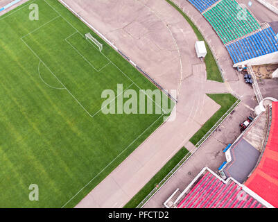 Terrain de football vert et sièges de stade de soccer Vue de dessus de l'antenne. Banque D'Images