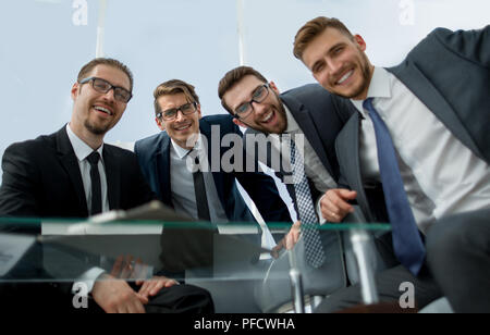 Groupe de gens d'affaires assis à la table de négociation Banque D'Images