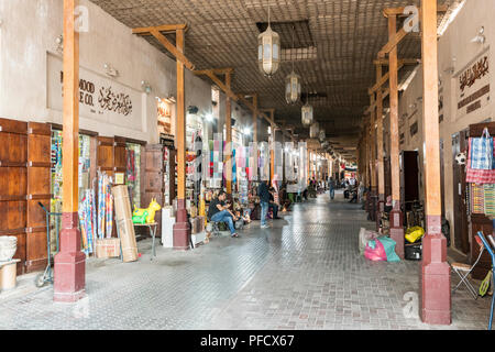 Grand Souk de Deira, DUBAÏ, ÉMIRATS ARABES UNIS. Ce marché traditionnel offre une variété de produits pour les touristes et les consommateurs locaux Banque D'Images
