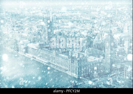 Vue de chambre du Parlement avec rivière Thames à Londres avec de la neige Banque D'Images