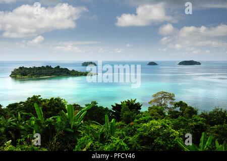 Groupe d'îles près de l'île de Koh Chang, Thaïlande. Banque D'Images