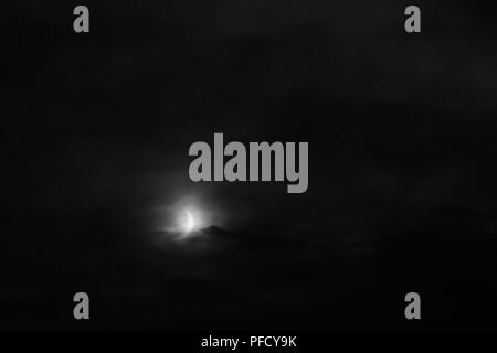 Lune croissante au milieu des nuages Banque D'Images