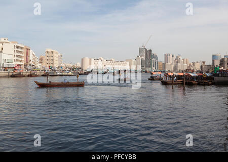 Abra et bateaux boutre sur la Crique de Dubaï, Émirats arabes unis Banque D'Images