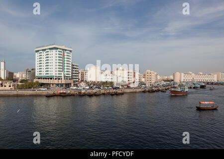 Abra et bateaux sur le dhow Dubai Creek, à Deira, ÉMIRATS ARABES UNIS Banque D'Images