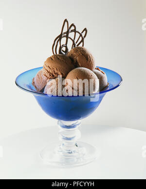 Boules de glace au chocolat avec swirly décoration à plat dessert bleu, Close up. Banque D'Images