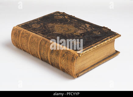 Vieux livre avec usés, décoré, garnis de métal couvercle en cuir brun, vue de face. Banque D'Images