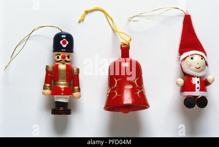 Bell miniature, soldat et statuettes du Père Noël sur un morceau de ficelle, Close up Banque D'Images