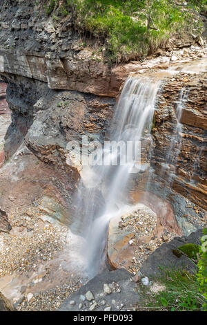 Cascade dans la gorge de Bletterbach près de Bozen, le Tyrol du Sud Banque D'Images