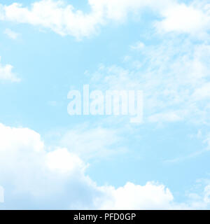 Ciel bleu avec des nuages filandreux Banque D'Images