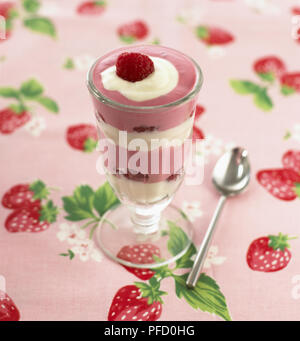 Fraise en couches et la crème glacée sundae vanille servi dans grand verre avec une cuillère, elevated view. Banque D'Images