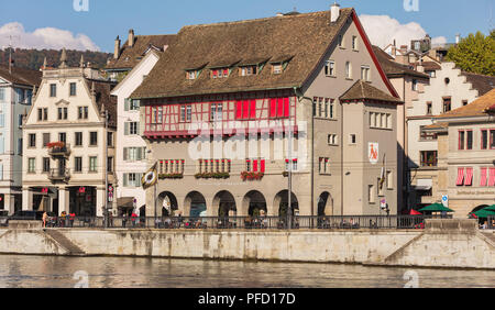 Les bâtiments de la partie historique de la ville de Zurich le long de la rivière Limmat Banque D'Images