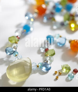 Collier de perles à facettes, composé d'un quartz citron briolette, assortiment de petites gouttes briolette perles rondes, billes, rondell, cornaline, perles de rocailles de couleur or, l'entretoise de couleur or perles, perles et fermoir mousqueton Banque D'Images