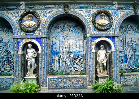 Portugal, Lisbonne, Palacio dos Marqueses de Fronteira, terrasse, des statues et des conceptions classiques faites de carreaux bleus Banque D'Images