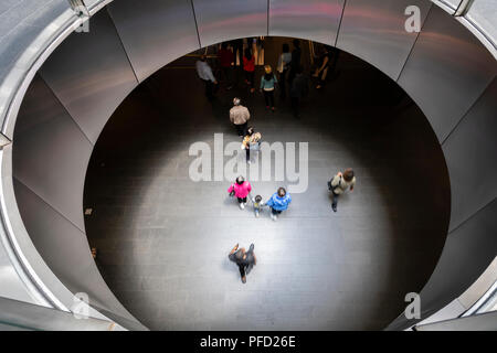 Les passagers en marche de la station de métro Fulton Center à New York City Banque D'Images