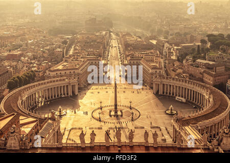Vue aérienne de la place Saint Pierre dans la Cité du Vatican, Rome, Italie Banque D'Images