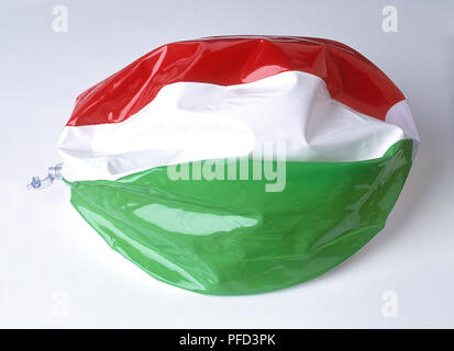 Ballon de plage dégonflé couleurs de drapeau italien Banque D'Images