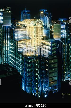 La Grande-Bretagne, l'Angleterre, Londres, ville de London, Lloyd's building illuminé la nuit Banque D'Images