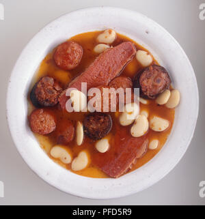 Bol de ragoût Fabada, contenant les fèves, boeuf, chorizo et morcilla (boudin noir), un plat traditionnel de Asturias, Espagne, vue de dessus Banque D'Images