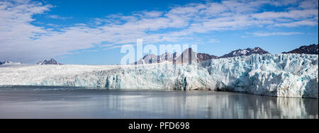 Vue panoramique sur le Glacier 14 Juillet ou Fjortende Julibreen aussi connu sous le nom et 14 Juli Bukta à Svalbard, Norvège en été. Banque D'Images