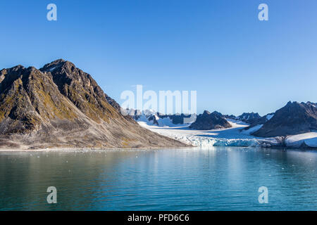 Avis de Smeerenburg bay et les glaciers du Spitzberg, Svalbard, Norvège. Banque D'Images