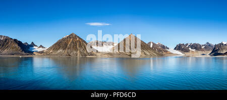 Vue panoramique sur la baie de Smeerenburg et les glaciers du Spitzberg, Svalbard, Norvège. Banque D'Images