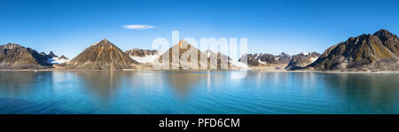 Vue panoramique sur la baie de Smeerenburg et les glaciers du Spitzberg, Svalbard, Norvège. Banque D'Images