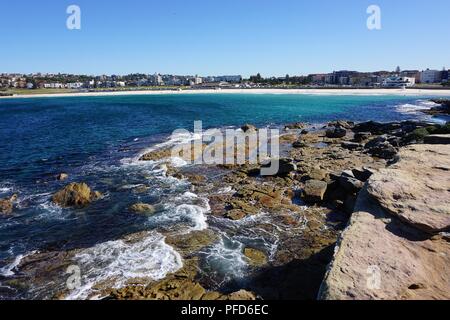 Vue d'un rivage rocailleux vers Bondi Beach, Australie Banque D'Images