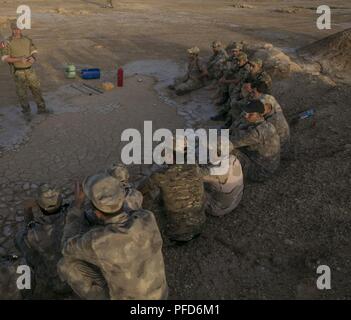 Un instructeur danois effectue une classe sur la détection des dispositifs explosifs de circonstance pour les membres de la Force de garde-frontières, affecté au 1er Bataillon, 15e Brigade, à la base aérienne d'Al Asad, l'Iraq, le 4 juin 2018. Les forces de sécurité irakiennes sont les fondations de l'avenir de l'Irak par l'amélioration de leurs capacités afin de fournir un environnement sûr et stable pour leur nation. Banque D'Images