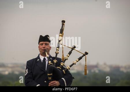 Tech. Le Sgt. Tianello Adam, un joueur de cornemuse de la United States Air Force Band joue un air avant le début de l'US Air Force a accueilli à Patrimoine Horizons concert à l'Air Force Memorial à Arlington, en Virginie, le 8 juin 2018. Le thème était "Vous n'êtes pas oubliés", rendant hommage à ceux qui se sont battus, sont morts, et ont été capturés ou sont toujours portés disparus tout en défendant les libertés et de l'Amérique latine. ( Banque D'Images