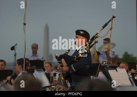 Tech. Le Sgt. Tianello Adam, un joueur de cornemuse de la United States Air Force Band effectue au cours de l'US Air Force a accueilli à Patrimoine Horizons concert à l'Air Force Memorial à Arlington, en Virginie, le 8 juin 2018. Le thème était "Vous n'êtes pas oubliés", rendant hommage à ceux qui se sont battus, sont morts, et ont été capturés ou sont toujours portés disparus tout en défendant les libertés et de l'Amérique latine. ( Banque D'Images